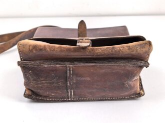 Lederne Tasche mit zwei Fächern, an Trageeriemen. Maße 22 x 24cm