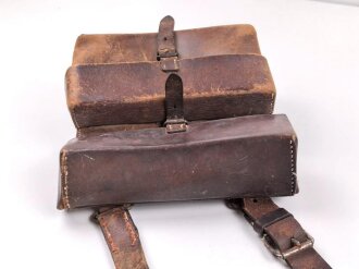 Lederne Tasche mit zwei Fächern, an Trageeriemen. Maße 22 x 24cm