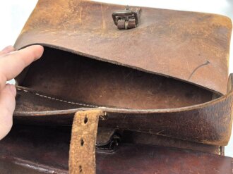 Lederne Tasche mit zwei Fächern, an Trageeriemen. Maße 22 x 24cm