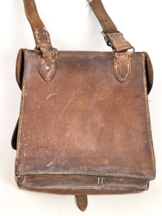 Lederne Tasche mit zwei Fächern, an Trageriemen. Maße 22 x 24cm