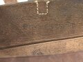 Lederne Tasche mit zwei Fächern, an Trageeriemen. Maße 22 x 24cm