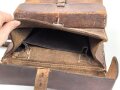 Lederne Tasche mit zwei Fächern, an Trageeriemen. Maße 22 x 24cm