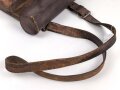 Lederne Tasche mit zwei Fächern, an Trageeriemen. Maße 22 x 24cm