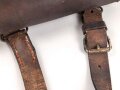 Lederne Tasche mit zwei Fächern, an Trageeriemen. Maße 22 x 24cm