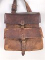 Lederne Tasche mit zwei Fächern, an Trageriemen. Maße 22 x 24cm