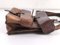 Lederne Tasche mit zwei Fächern, an Trageriemen. Maße 22 x 24cm