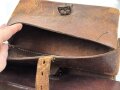 Lederne Tasche mit zwei Fächern, an Trageriemen. Maße 22 x 24cm