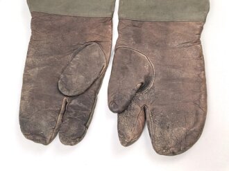 Paar Handschuhe für Kradmelder der Wehrmacht. getragenes Paar, datiert 1941