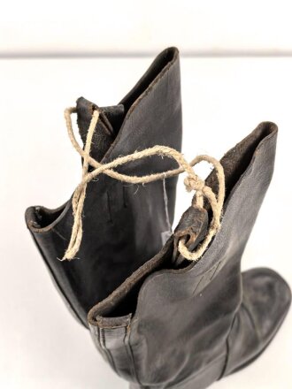 Paar Stiefel für Berittene, Alter und Herkunft unbekannt. Sohlenlänge 29cm