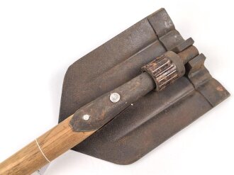 Klappspaten Wehrmacht. Leicht narbig, datiert 1940, Stiel neuzeitlich ergänzt