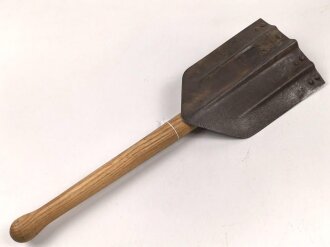 Klappspaten Wehrmacht. Leicht narbig, datiert 1940, Stiel neuzeitlich ergänzt