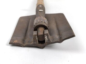 Klappspaten Wehrmacht. Leicht narbig, datiert 1940, Stiel neuzeitlich ergänzt
