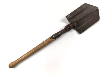 Klappspaten Wehrmacht. Leicht narbig, datiert 1940, Stiel neuzeitlich ergänzt