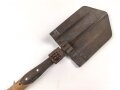 Klappspaten Wehrmacht. Leicht narbig, datiert 1940, Stiel neuzeitlich ergänzt