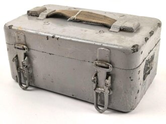 Transportkasten für ein optisches Gerät , vermutlich Wehrmacht. Mehrfach überlackiert, Maße 13 x 21 x 10cm