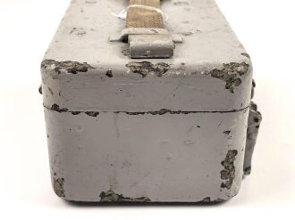 Transportkasten für ein optisches Gerät , vermutlich Wehrmacht. Mehrfach überlackiert, Maße 13 x 21 x 10cm