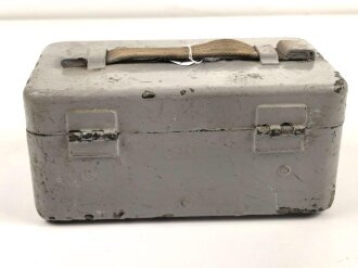 Transportkasten für ein optisches Gerät , vermutlich Wehrmacht. Mehrfach überlackiert, Maße 13 x 21 x 10cm