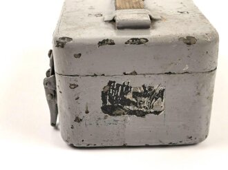 Transportkasten für ein optisches Gerät , vermutlich Wehrmacht. Mehrfach überlackiert, Maße 13 x 21 x 10cm