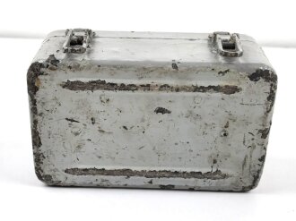 Transportkasten für ein optisches Gerät , vermutlich Wehrmacht. Mehrfach überlackiert, Maße 13 x 21 x 10cm