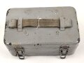 Transportkasten für ein optisches Gerät , vermutlich Wehrmacht. Mehrfach überlackiert, Maße 13 x 21 x 10cm