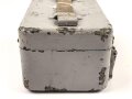 Transportkasten für ein optisches Gerät , vermutlich Wehrmacht. Mehrfach überlackiert, Maße 13 x 21 x 10cm