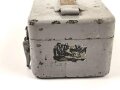 Transportkasten für ein optisches Gerät , vermutlich Wehrmacht. Mehrfach überlackiert, Maße 13 x 21 x 10cm