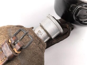 Feldflasche Wehrmacht, sicherlich aus originalen Teilen zusammengesetzt, der Becher neuzeitlich lackiert