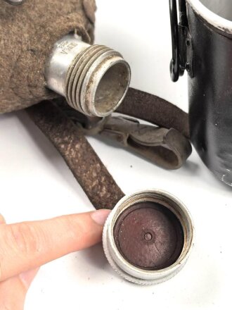Feldflasche Wehrmacht, sicherlich aus originalen Teilen zusammengesetzt, der Becher neuzeitlich lackiert