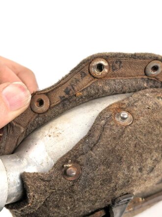 Feldflasche Wehrmacht, sicherlich aus originalen Teilen zusammengesetzt, der Becher neuzeitlich lackiert