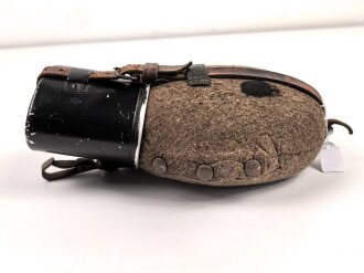 Feldflasche Wehrmacht, sicherlich aus originalen Teilen zusammengesetzt, der Becher neuzeitlich lackiert