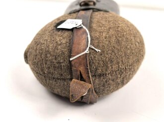 Feldflasche Wehrmacht, sicherlich aus originalen Teilen zusammengesetzt, der Becher neuzeitlich lackiert