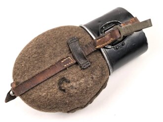 Feldflasche Wehrmacht, sicherlich aus originalen Teilen zusammengesetzt, der Becher neuzeitlich lackiert