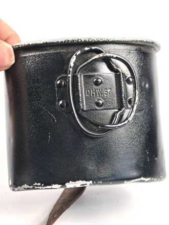 Feldflasche Wehrmacht, sicherlich aus originalen Teilen zusammengesetzt, der Becher neuzeitlich lackiert