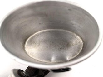 Feldflasche Wehrmacht, sicherlich aus originalen Teilen zusammengesetzt, der Becher neuzeitlich lackiert