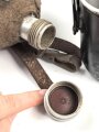 Feldflasche Wehrmacht, sicherlich aus originalen Teilen zusammengesetzt, der Becher neuzeitlich lackiert