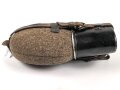 Feldflasche Wehrmacht, sicherlich aus originalen Teilen zusammengesetzt, der Becher neuzeitlich lackiert