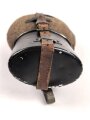Feldflasche Wehrmacht, sicherlich aus originalen Teilen zusammengesetzt, der Becher neuzeitlich lackiert