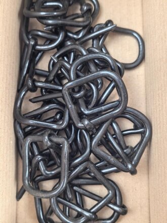 Metallbeschlag Wehrmacht, Eisen, Originallack, Innenmaß 25,8 x 34mm. Sie erhalten ein ( 1 ) Stück