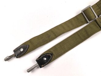 Trageriemen für einen Brotbeutel der Wehrmacht, Leichtmetallbeschläge, datiert 1939