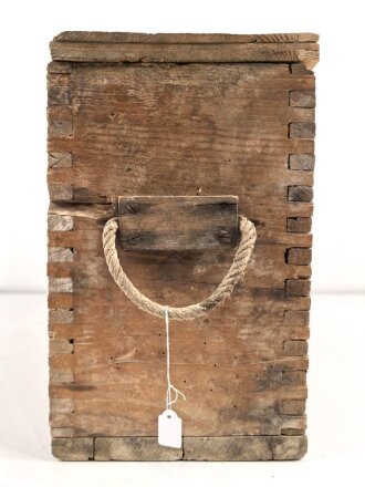 Transportkasten Wehrmacht für 3 Kartuschen 12,2cm Feldhaubitze 396 ( russisch) . Meiner Meinung nach neuzeitlich Beschriftet.