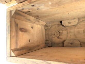 Transportkasten Wehrmacht für 3 Kartuschen 12,2cm Feldhaubitze 396 ( russisch) . Meiner Meinung nach neuzeitlich Beschriftet.