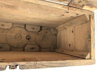 Transportkasten Wehrmacht für 3 Kartuschen 12,2cm Feldhaubitze 396 ( russisch) . Meiner Meinung nach neuzeitlich Beschriftet.