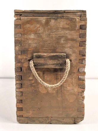 Transportkasten Wehrmacht für 3 Kartuschen 12,2cm Feldhaubitze 396 ( russisch) . Meiner Meinung nach neuzeitlich Beschriftet.