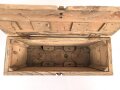 Transportkasten Wehrmacht für 3 Kartuschen 12,2cm Feldhaubitze 396 ( russisch) . Meiner Meinung nach neuzeitlich Beschriftet.