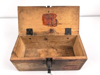 Transportkasten Wehrmacht, Maße 19 x 40 x 18cm , Packzettel für Zeit Zünder 39 ( f ) von 1944. Ungereinigtes Stück