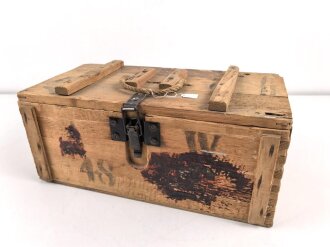 Transportkasten Wehrmacht für Gewehr Panzergranaten. Oberer Verschlussteil anscheinend neuzeitlich ergänzt