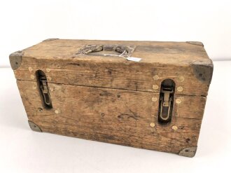 Transportkasten Wehrmacht . Originallack, ungereinigtes Stück. Maße 16 x 43 x 22cm