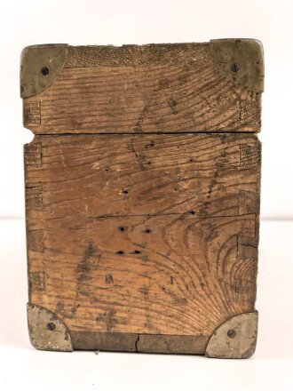 Transportkasten Wehrmacht . Originallack, ungereinigtes Stück. Maße 16 x 43 x 22cm