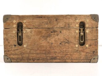 Transportkasten Wehrmacht . Originallack, ungereinigtes Stück. Maße 16 x 43 x 22cm