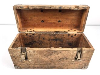 Transportkasten Wehrmacht . Originallack, ungereinigtes Stück. Maße 16 x 43 x 22cm